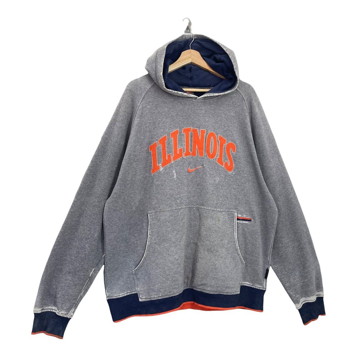 Nike 90s Nike illinois Big Logo Embroidered Hoodies Size XL Size US XL / EU 56 / 4 - 2 Thumbnail