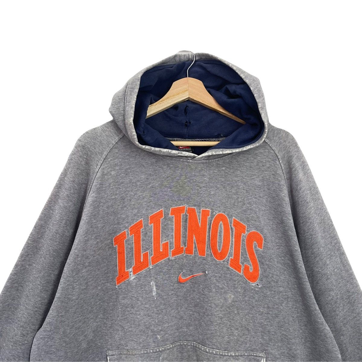 Nike 90s Nike illinois Big Logo Embroidered Hoodies Size XL Size US XL / EU 56 / 4 - 4 Thumbnail