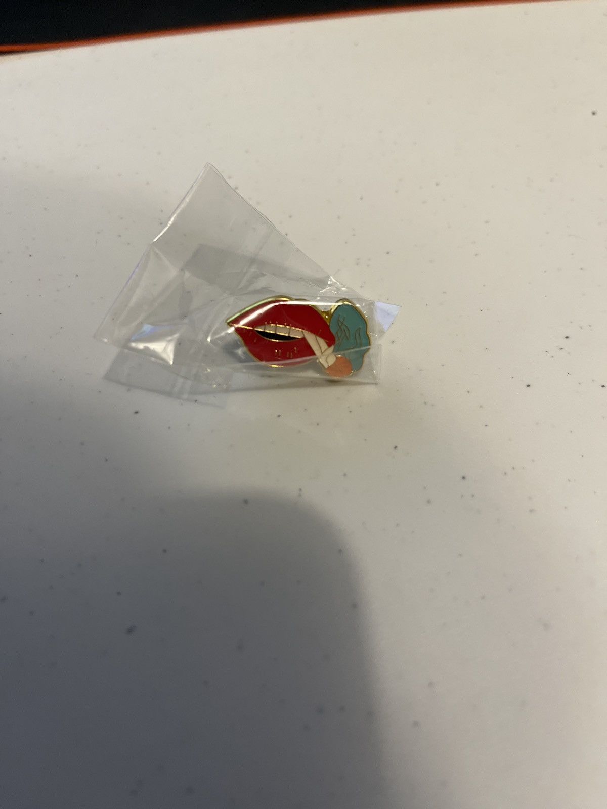 Supreme Supreme Smoking Lips Pin Size ONE SIZE - 1 Thumbnail