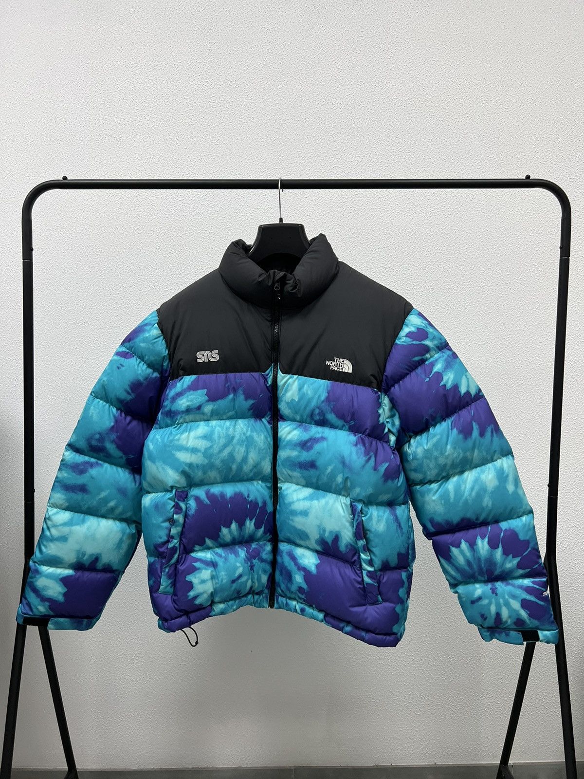 The North Face The North Face SNS Nuptse Jacket Scuba Blue Tie Dye