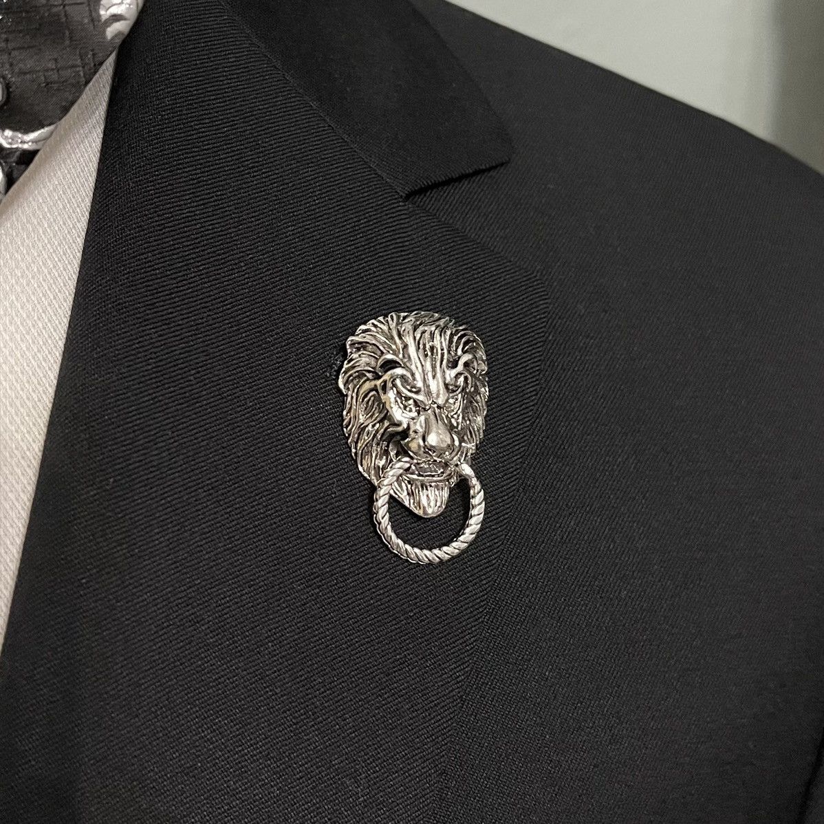 Jewelry Lion Head Vintage Silver Lapel Pin Brooch Size ONE SIZE - 3 Thumbnail