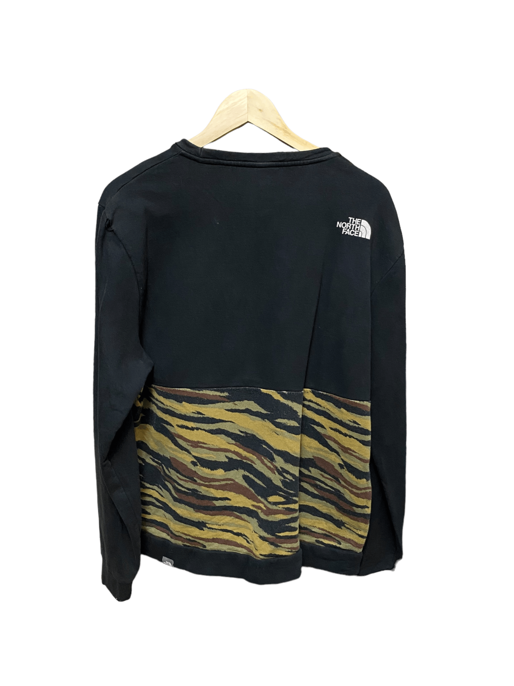 The North Face The North Face tiger camo crewneck, size L Size US L / EU 52-54 / 3 - 3 Thumbnail