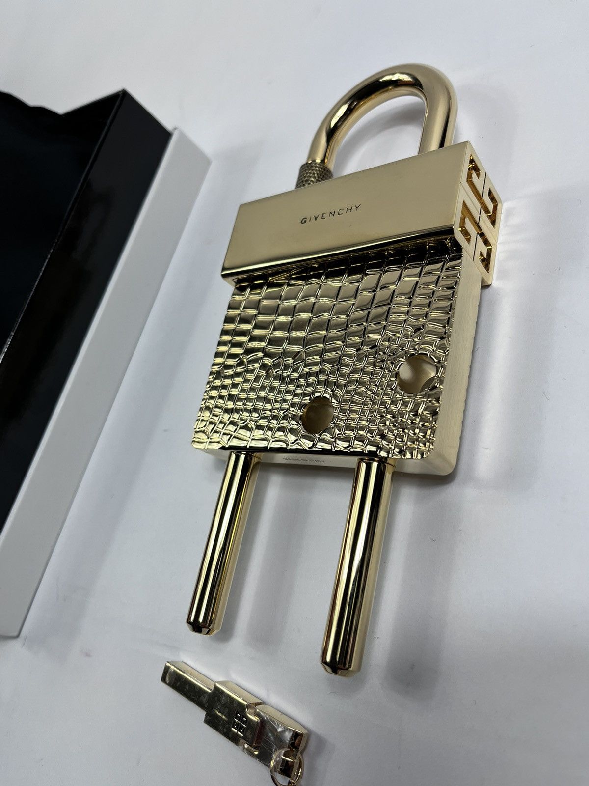 Givenchy GIVENCHY 3A CROCO OR MAXI JAUNE GOLD CROCO PADLOCK MAXI Size ONE SIZE - 2 Thumbnail