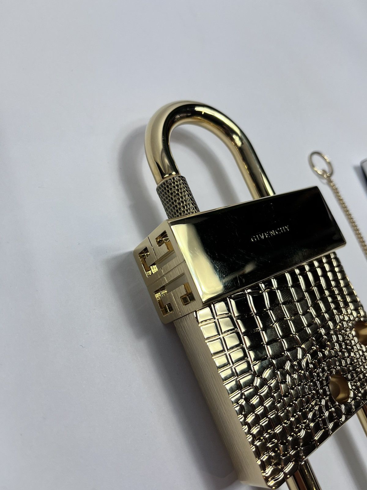 Givenchy GIVENCHY 3A CROCO OR MAXI JAUNE GOLD CROCO PADLOCK MAXI Size ONE SIZE - 3 Thumbnail