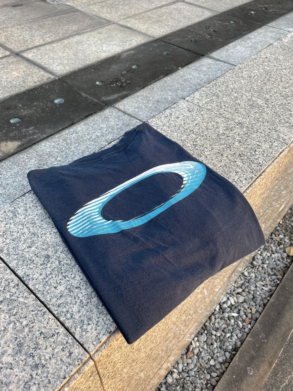 Vintage Oakley Navy Tee shirt