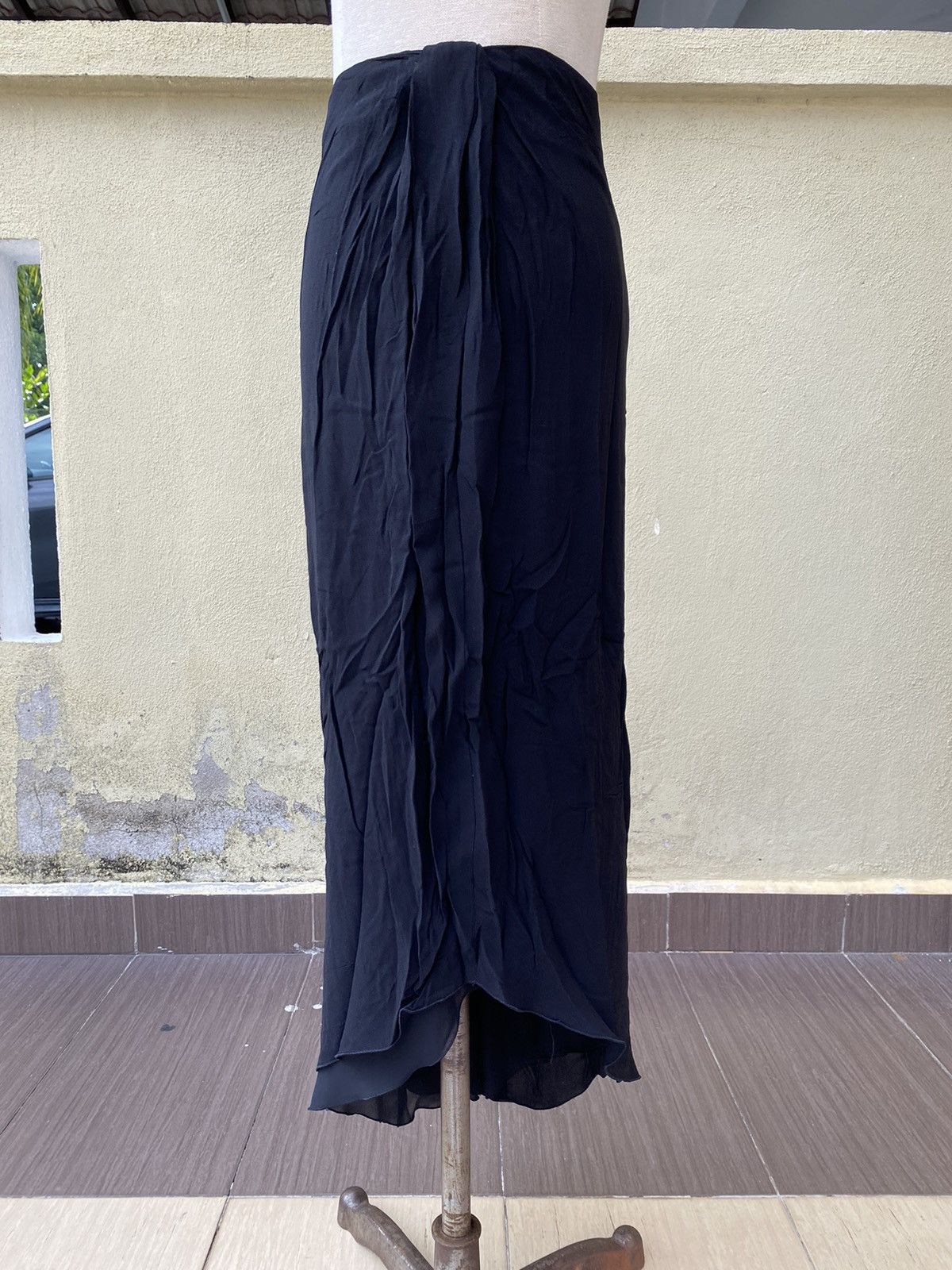Emporio Armani assymetrical black skirt Size 25" / US 0 / IT 36 - 2 Thumbnail