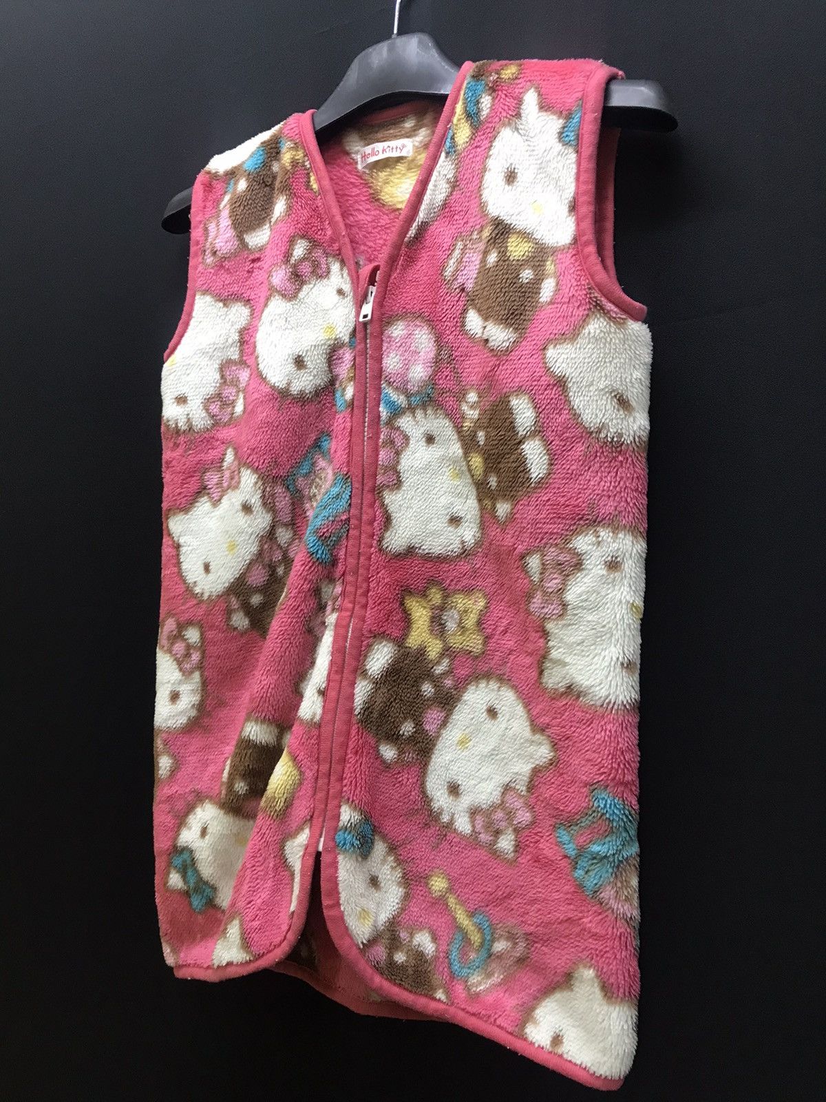 Hello Kitty Fleece Vest – Cute Cozy Streetwear Piece!