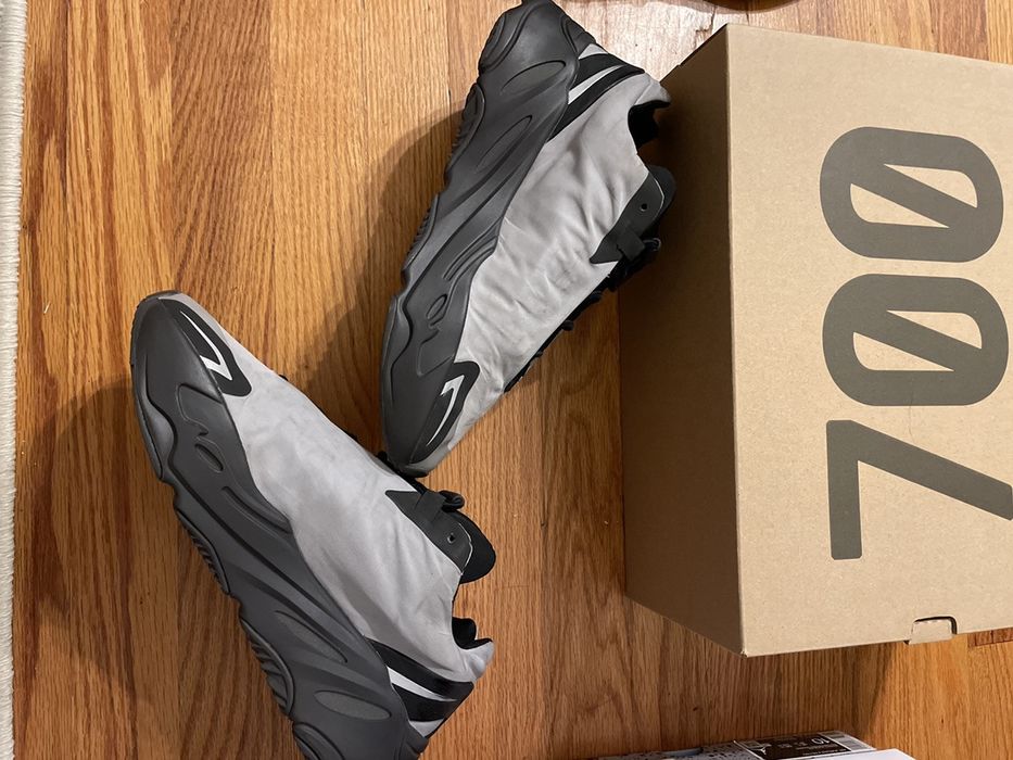yeezy 700 metallic
