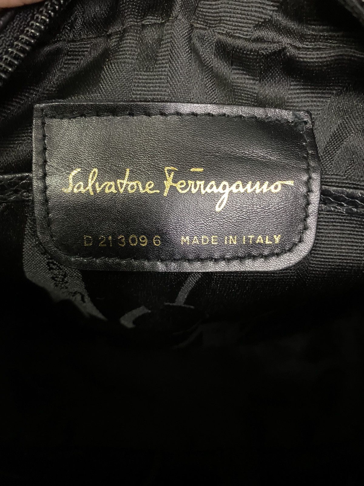Salvatore Ferragamo AUTHENTIC SALVATORE FERRAGAMO EMBOSSED LEATHER CROSSBODY Size ONE SIZE - 12 Thumbnail