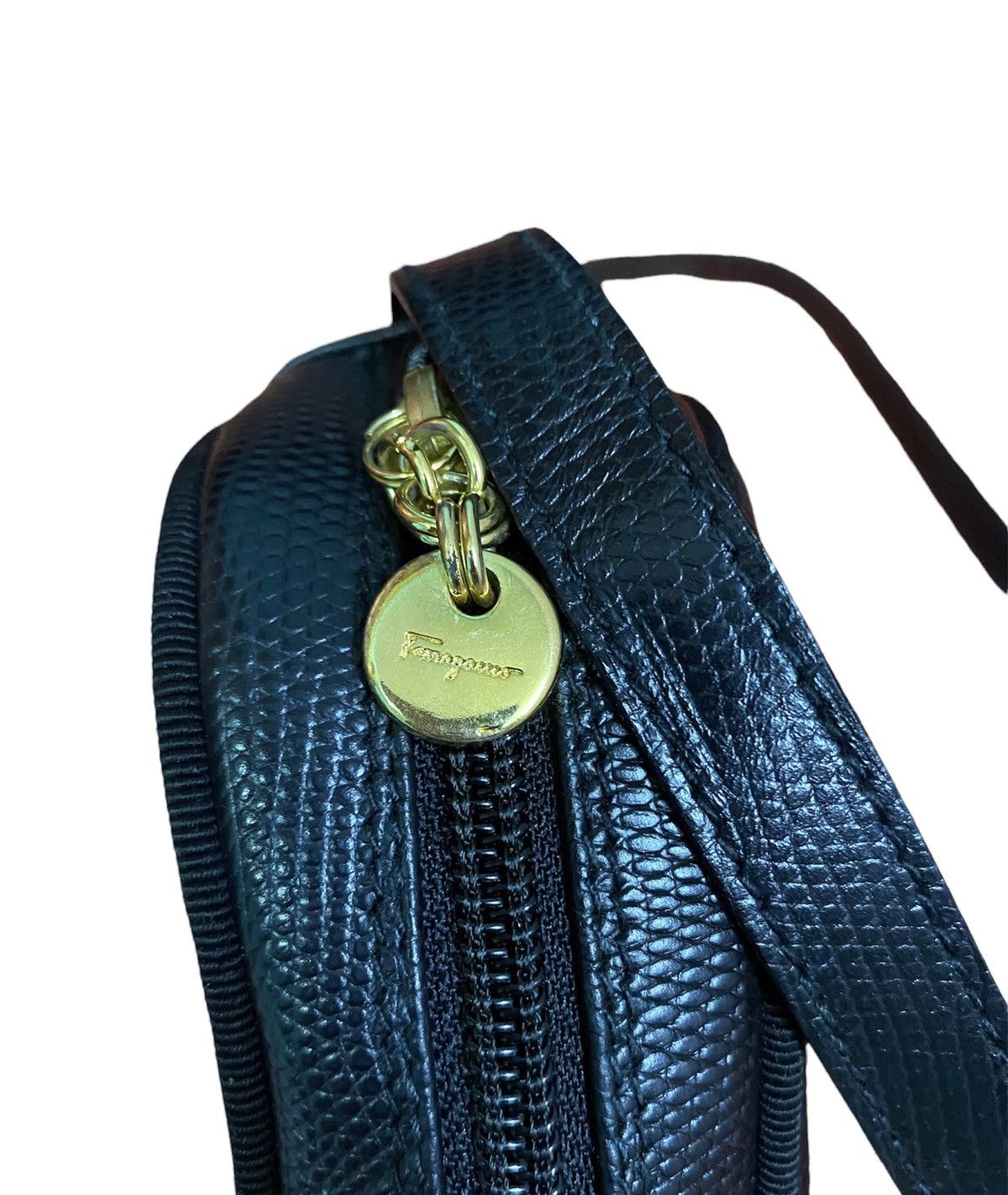 Salvatore Ferragamo AUTHENTIC SALVATORE FERRAGAMO EMBOSSED LEATHER CROSSBODY Size ONE SIZE - 8 Thumbnail