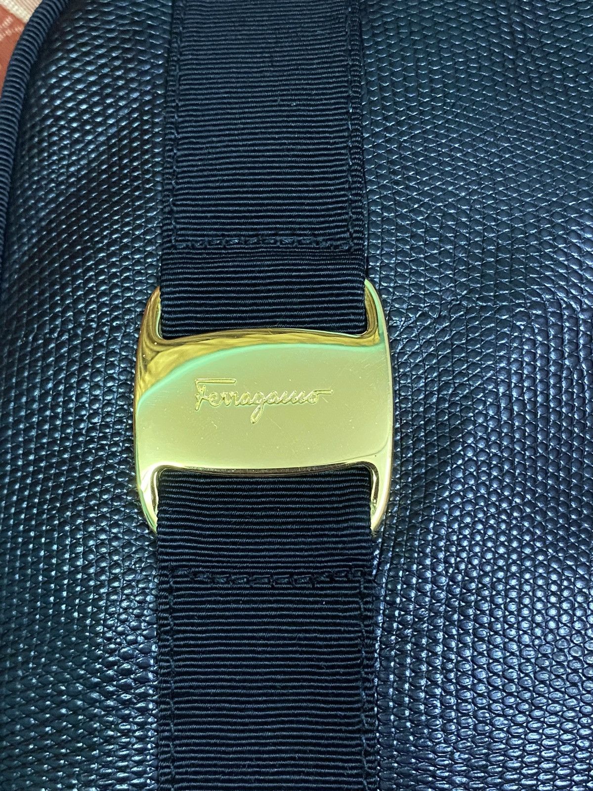 Salvatore Ferragamo AUTHENTIC SALVATORE FERRAGAMO EMBOSSED LEATHER CROSSBODY Size ONE SIZE - 9 Thumbnail