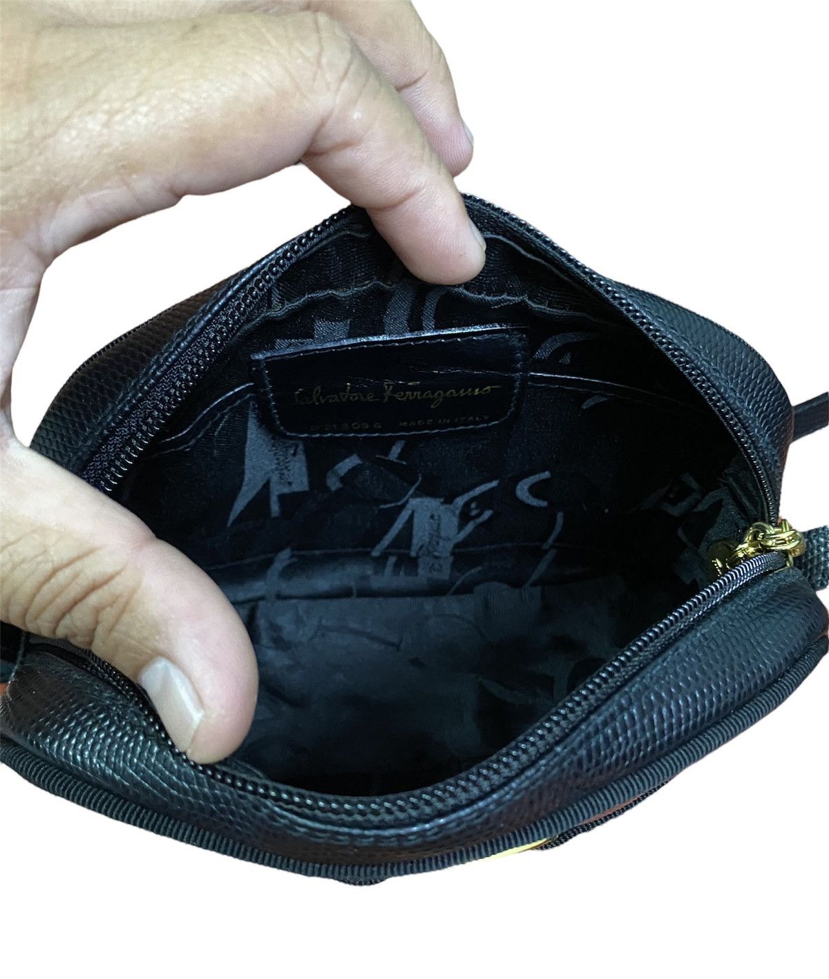 Salvatore Ferragamo AUTHENTIC SALVATORE FERRAGAMO EMBOSSED LEATHER CROSSBODY Size ONE SIZE - 7 Thumbnail