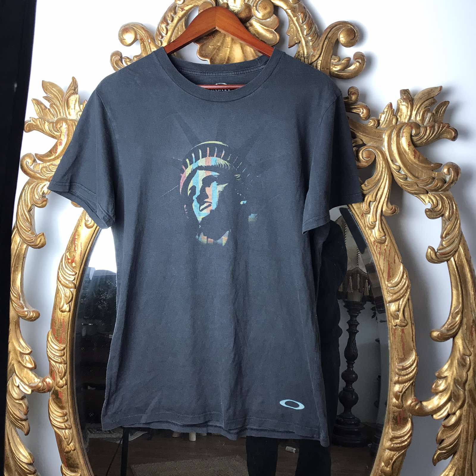 Oakley Vintage Oakley Statue of Liberty shirt Size US S / EU 44-46 / 1 - 1 Thumbnail