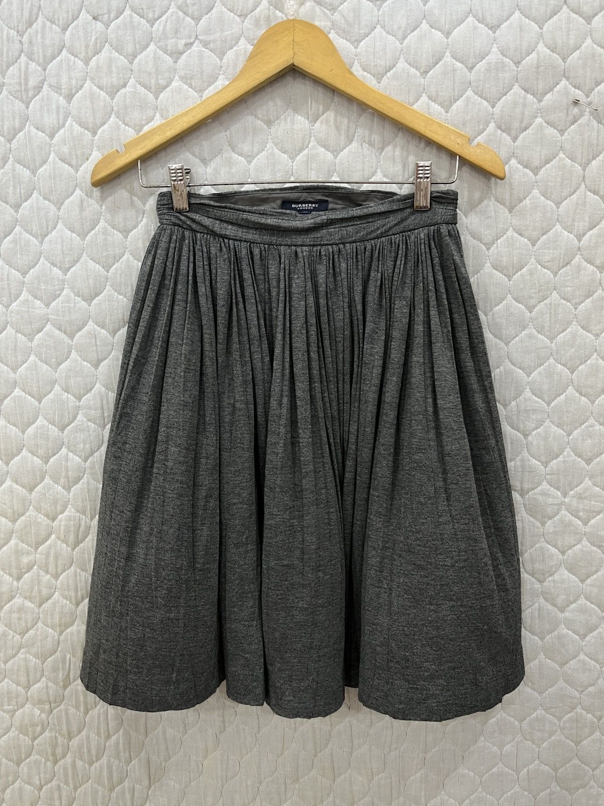 (Kkk). BURBERRY LONDON PLEATED SKIRT