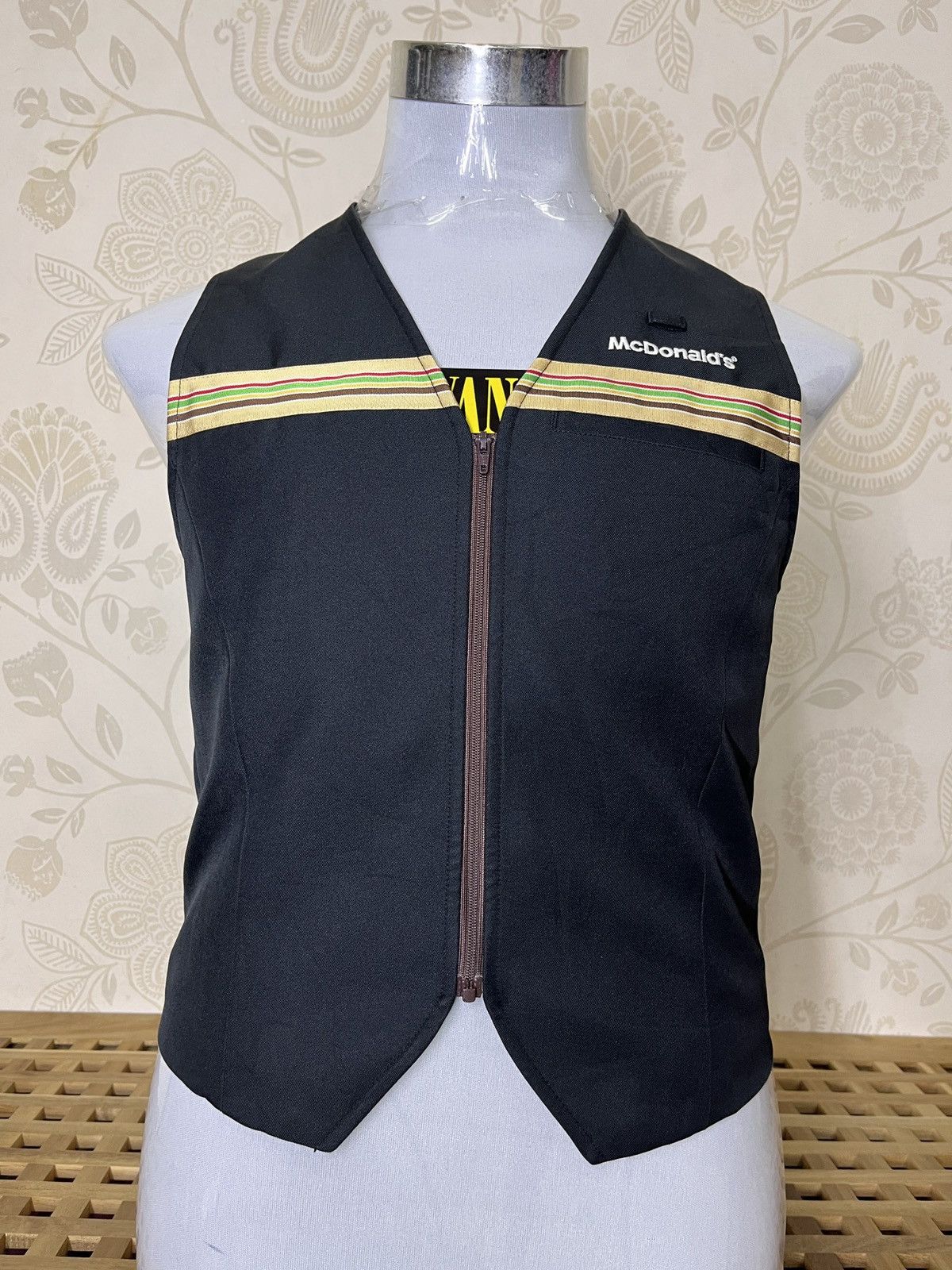 Uniform Wares Vintage McDonalds Japan Workers Uniform Vest Collector Item Size US S / EU 44-46 / 1 - 1 Thumbnail