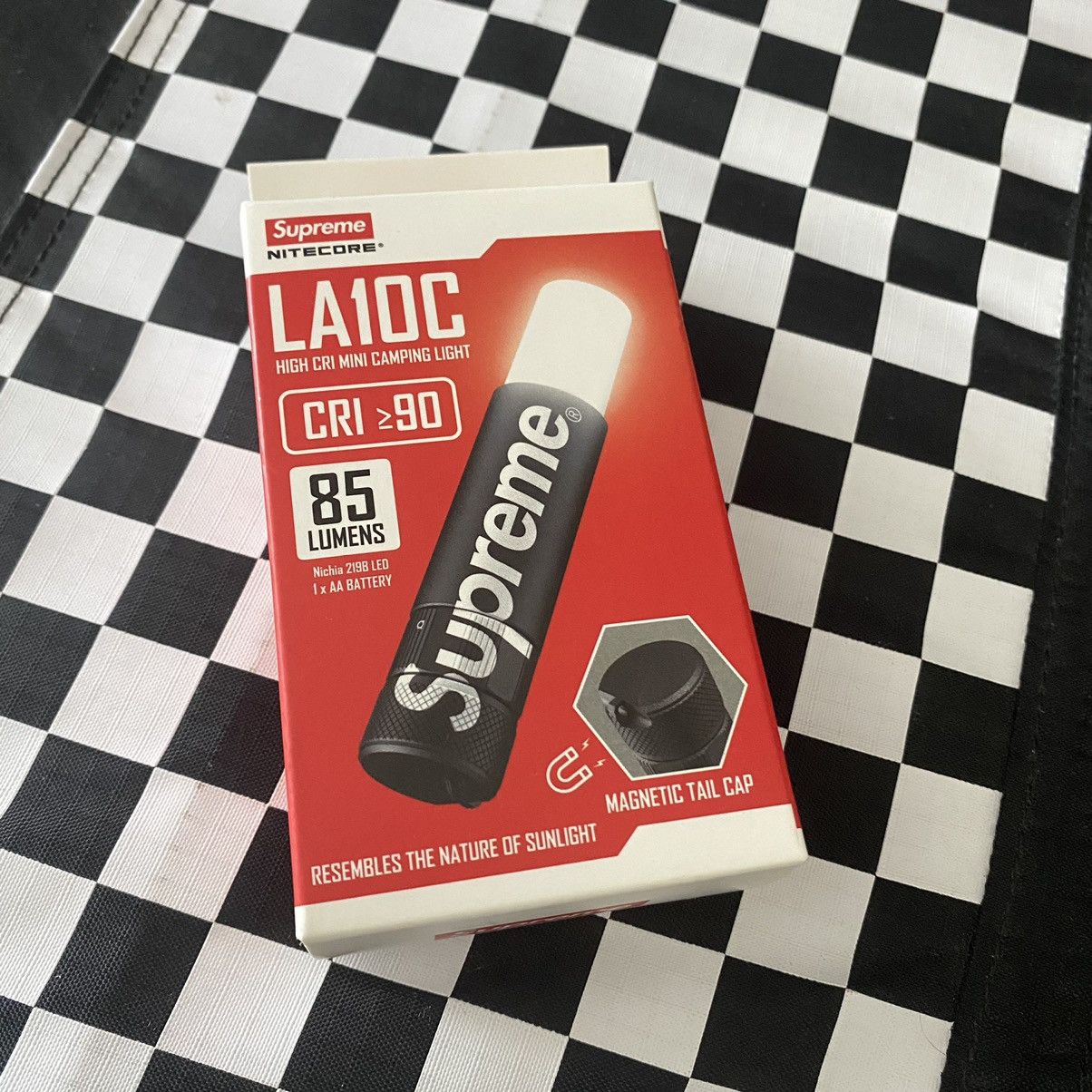 Supreme nitecore minimagnetic フラッシュライト Supreme NITECORE Mini Magnetic Flashlight Red - FW17 - US