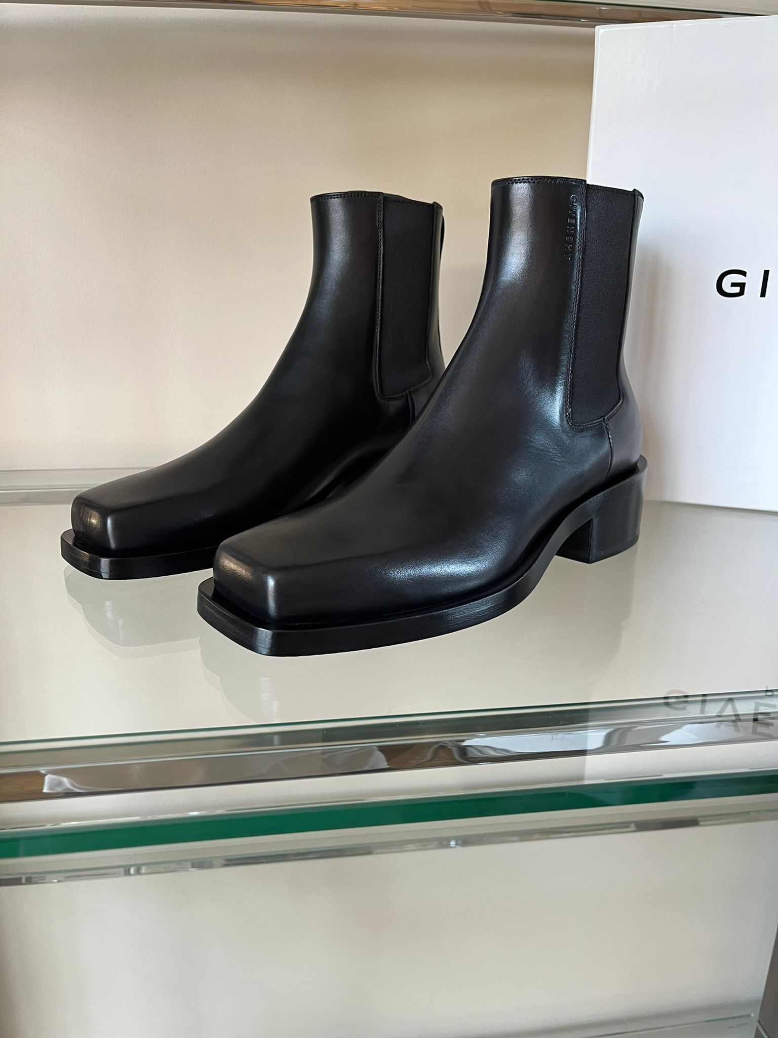 Givenchy Austin Show Chelsea Boots in Black Size US 7 / EU 40 - 13 Thumbnail