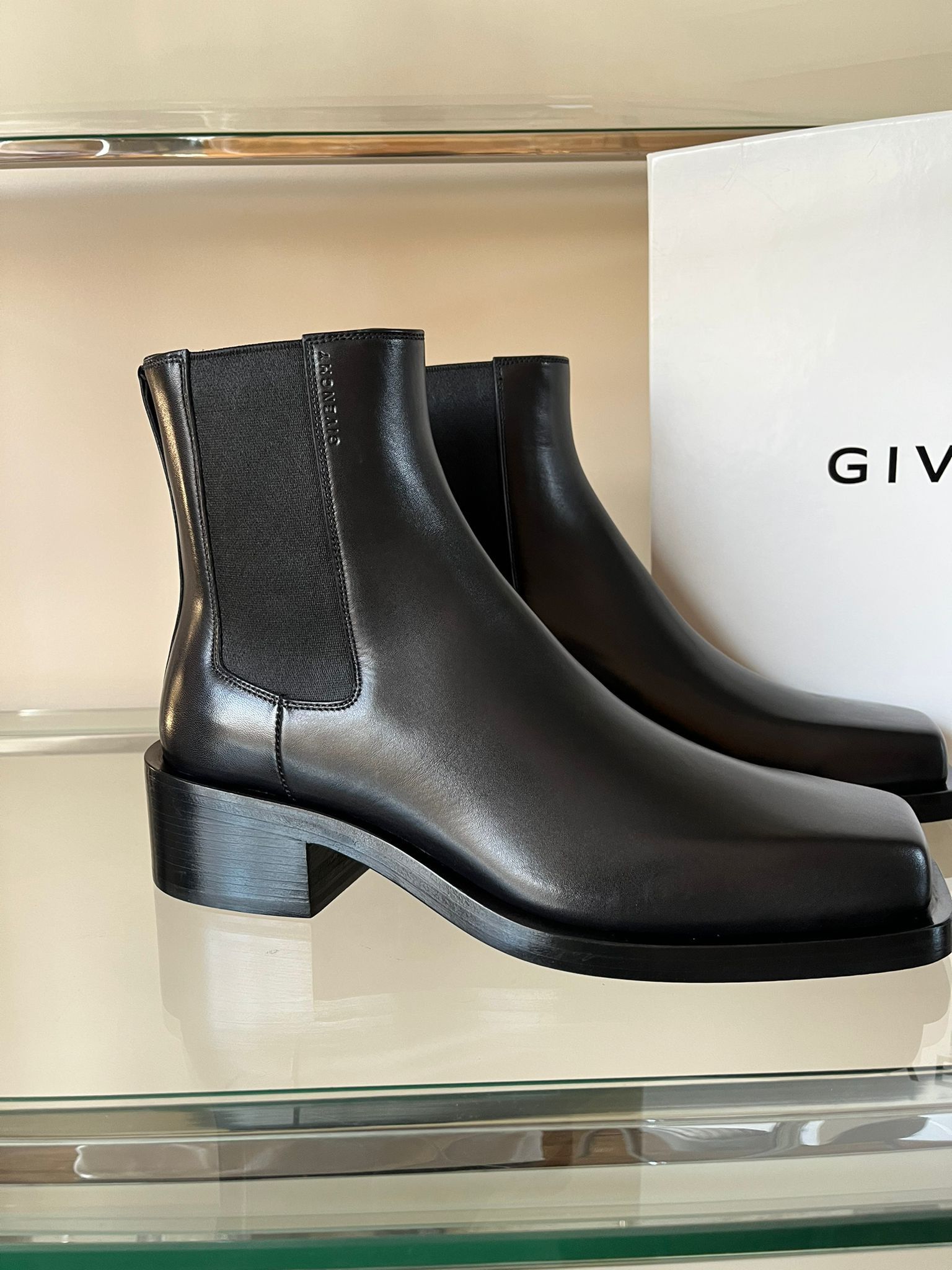 Givenchy Austin Show Chelsea Boots in Black Size US 7 / EU 40 - 2 Thumbnail