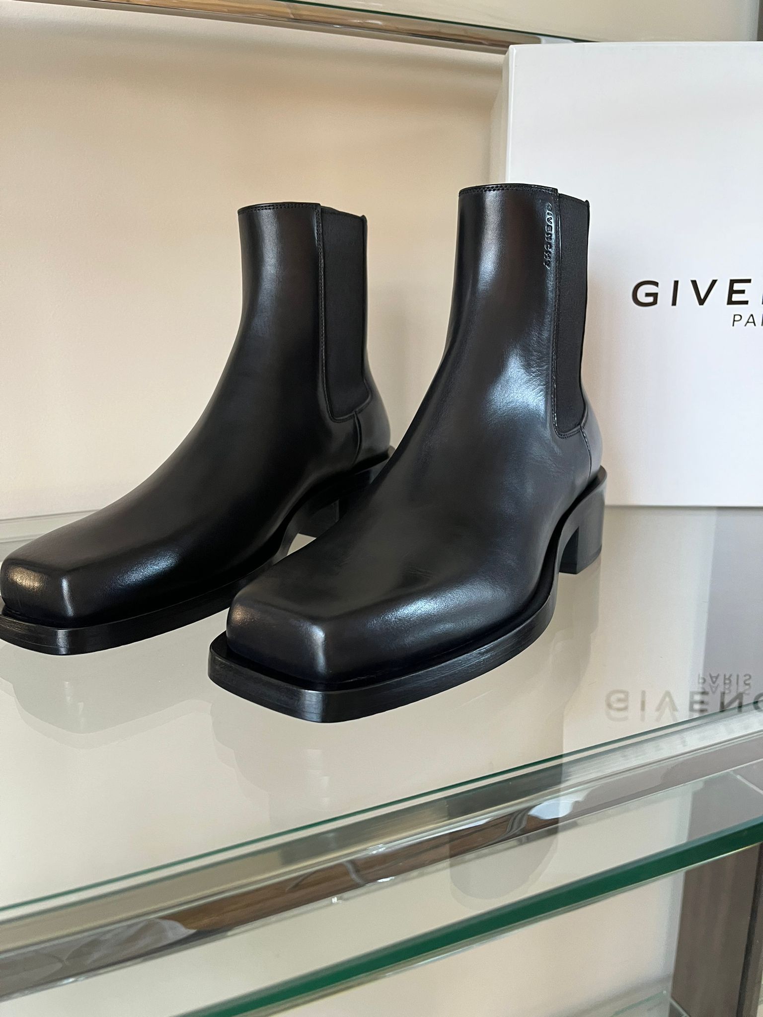 Givenchy Austin Show Chelsea Boots in Black Size US 7 / EU 40 - 14 Thumbnail