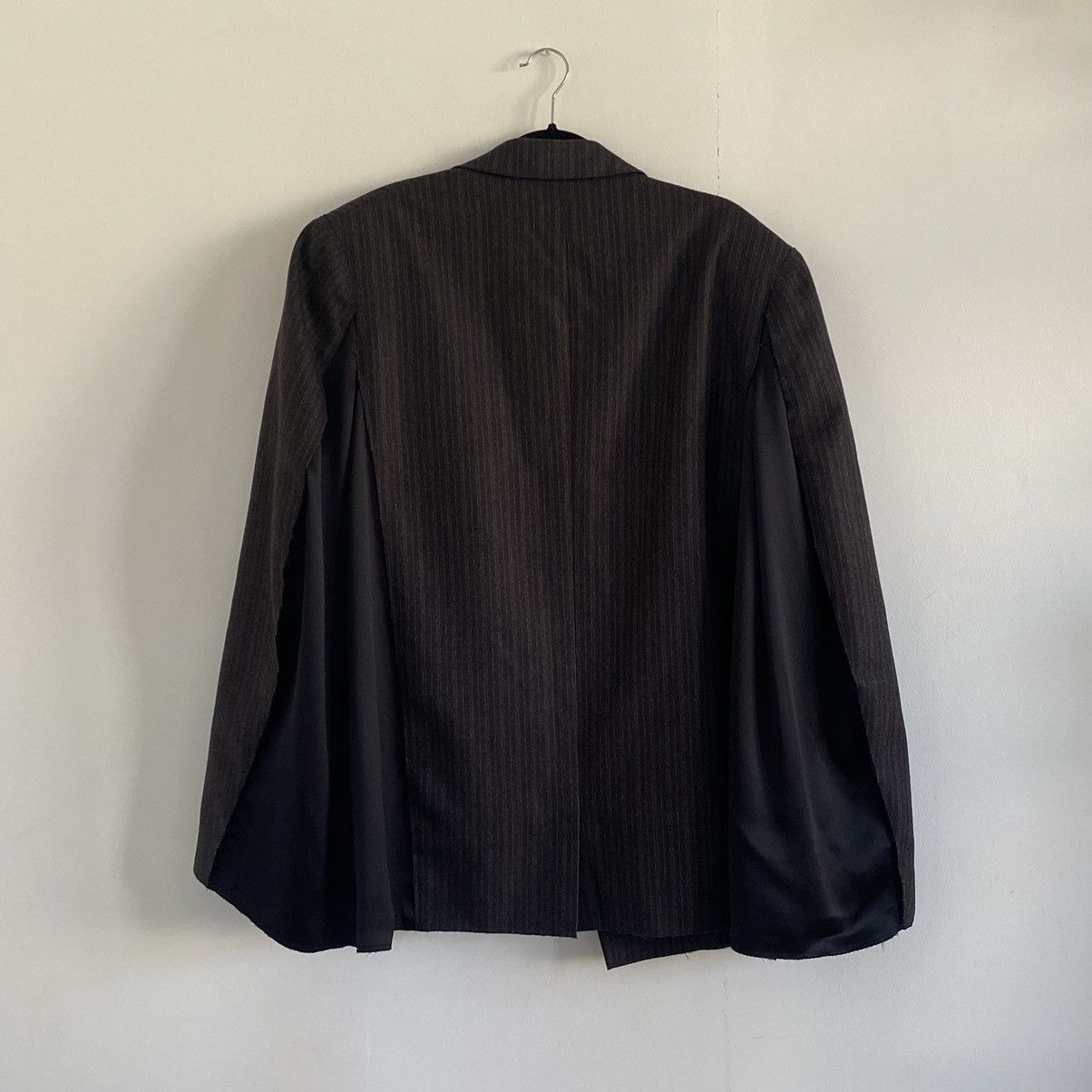 Maison Margiela Maison Margiela Oversized Pinstripe Cape-Sleeve Blazer Size M / US 6-8 / IT 42-44 - 5 Thumbnail