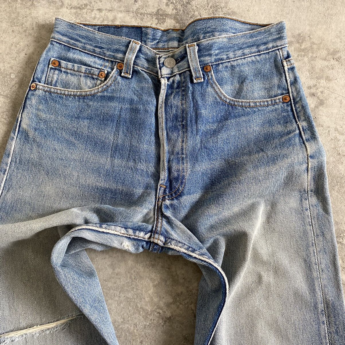 Levi's Size 28x32 VTG 1993 Levi's 501 Faded Blue Ripped Jeans Size US 28 / EU 44 - 6 Thumbnail
