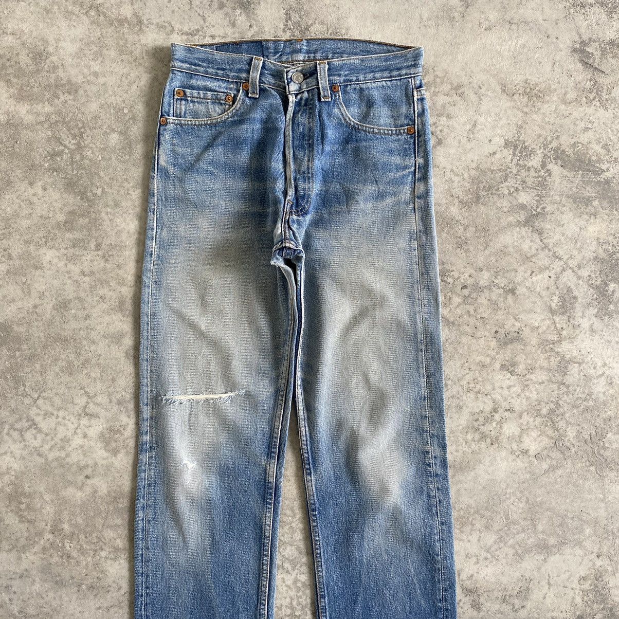 Levi's Size 28x32 VTG 1993 Levi's 501 Faded Blue Ripped Jeans Size US 28 / EU 44 - 3 Thumbnail