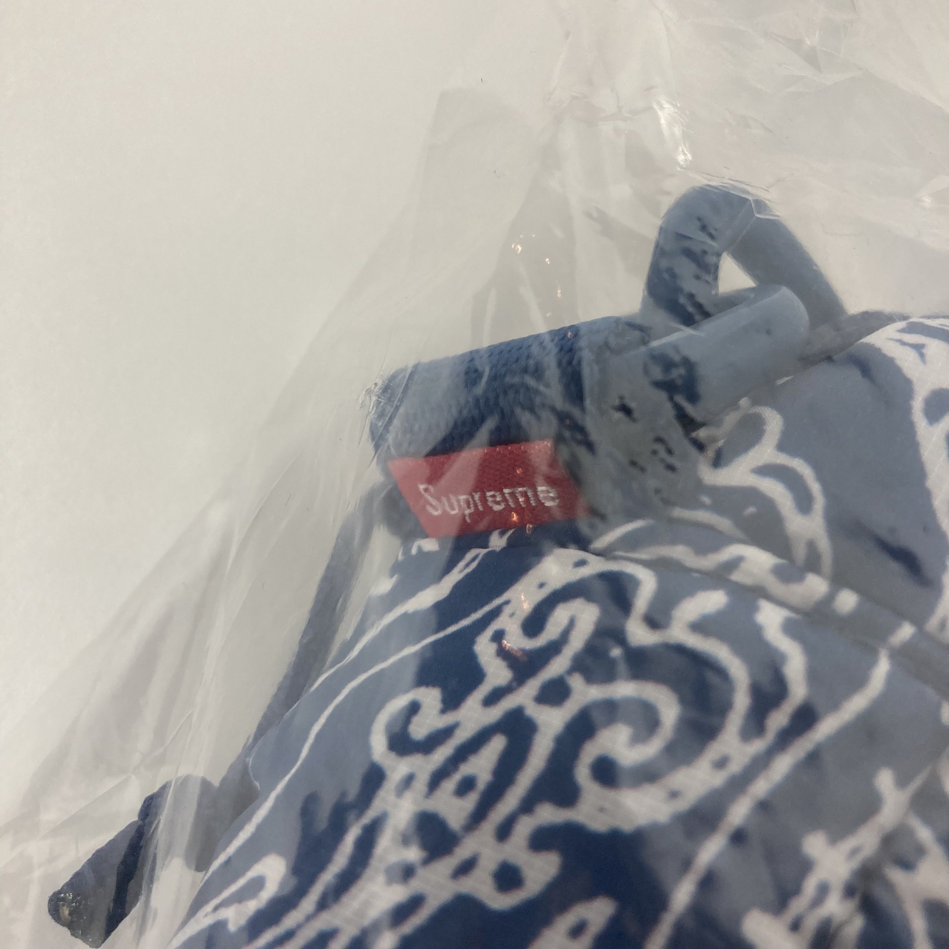 Supreme Puffer Side Bag FW22 Blue Paisley Size ONE SIZE - 6 Thumbnail