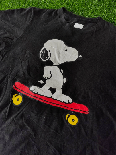 Kaws × Peanuts × Uniqlo Kaws x Peanuts x UT Tshirt Size Small Size US S / EU 44-46 / 1 - 2 Thumbnail
