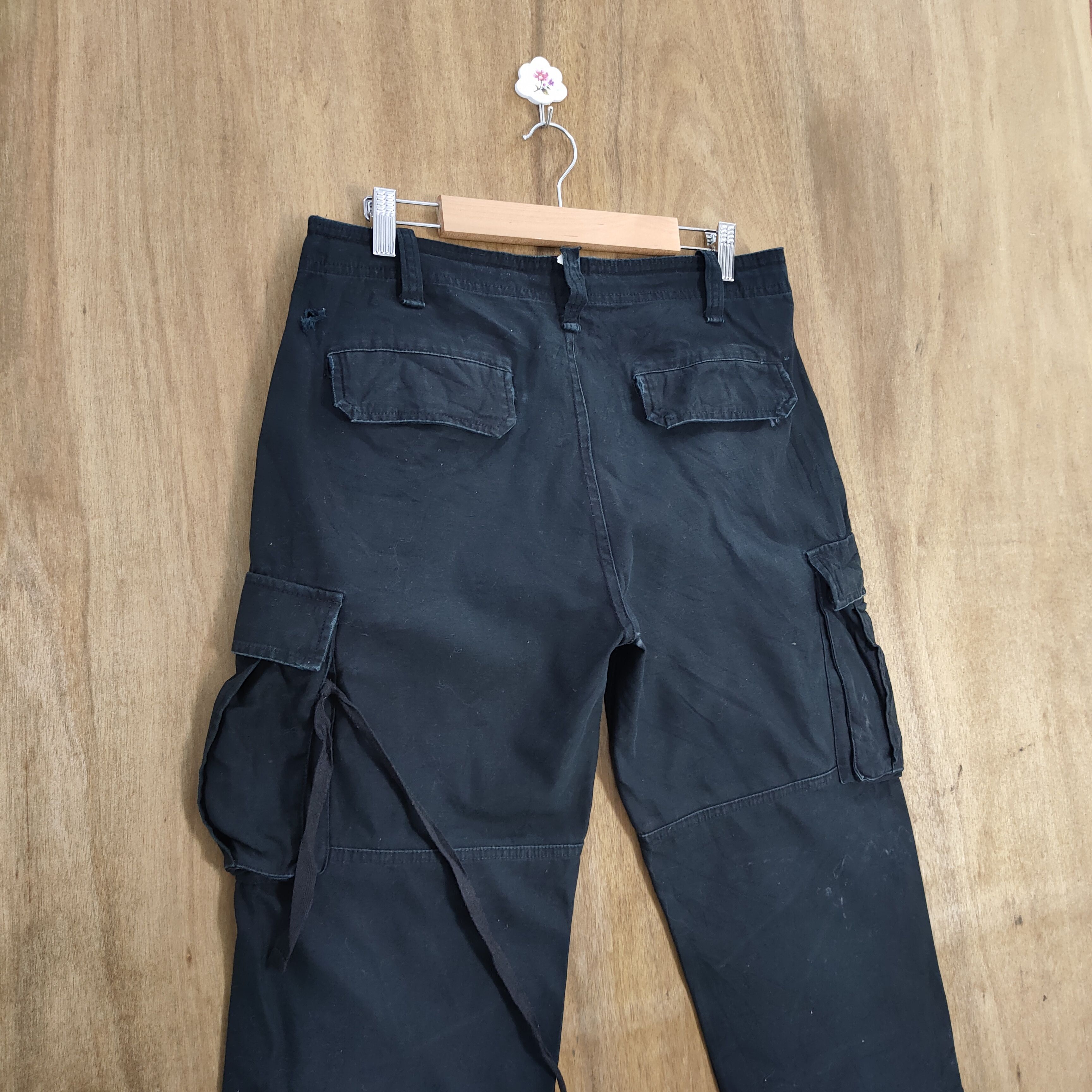 Japanese Brand NYLAUS BLACK PARACHUTE CARGO PANTS Size US 32 / EU 48 - 2 Thumbnail