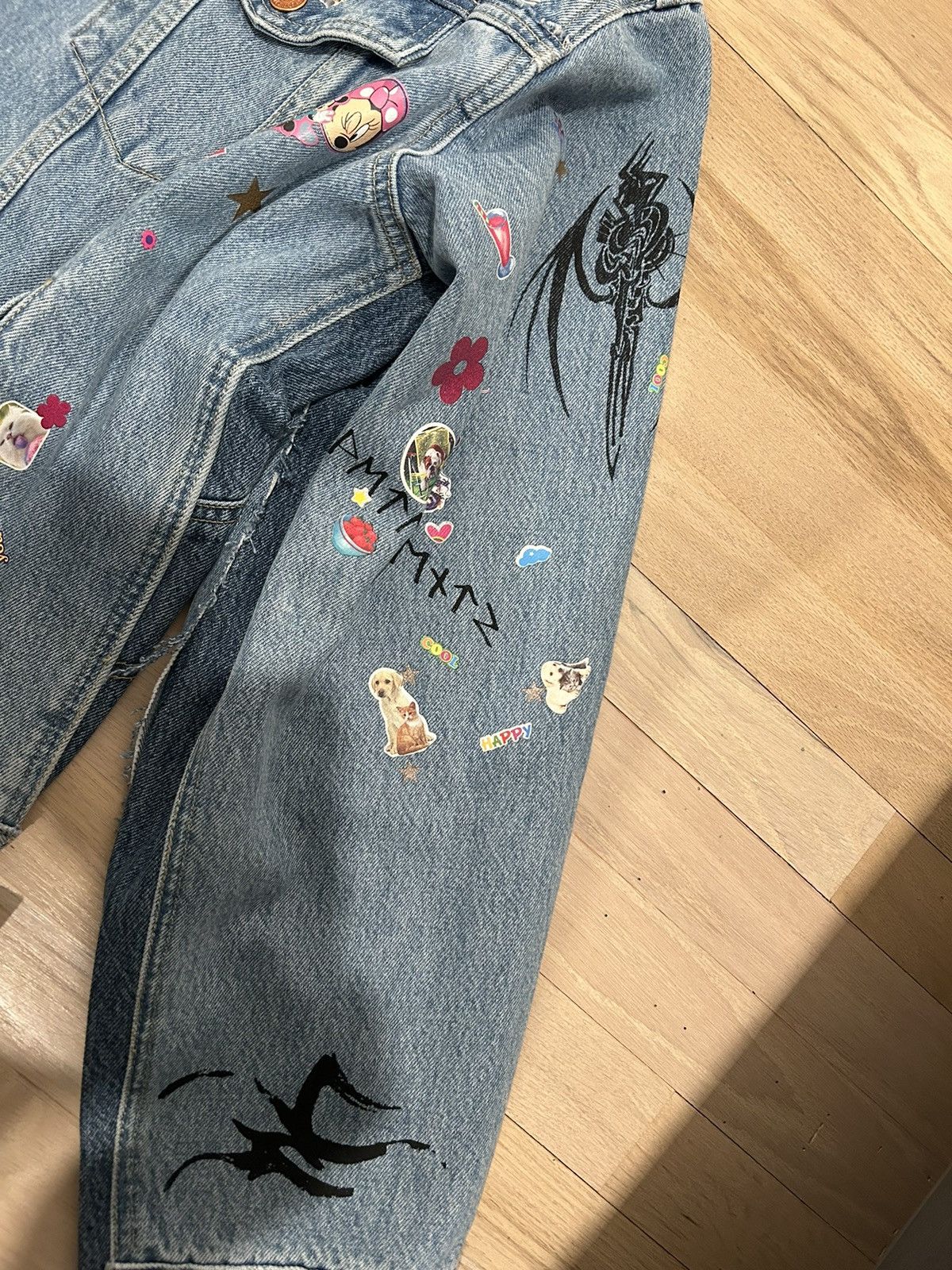 Levi's × Vetements Vetements Tribal Sticker Jean Jacket Size US S / EU 44-46 / 1 - 4 Thumbnail