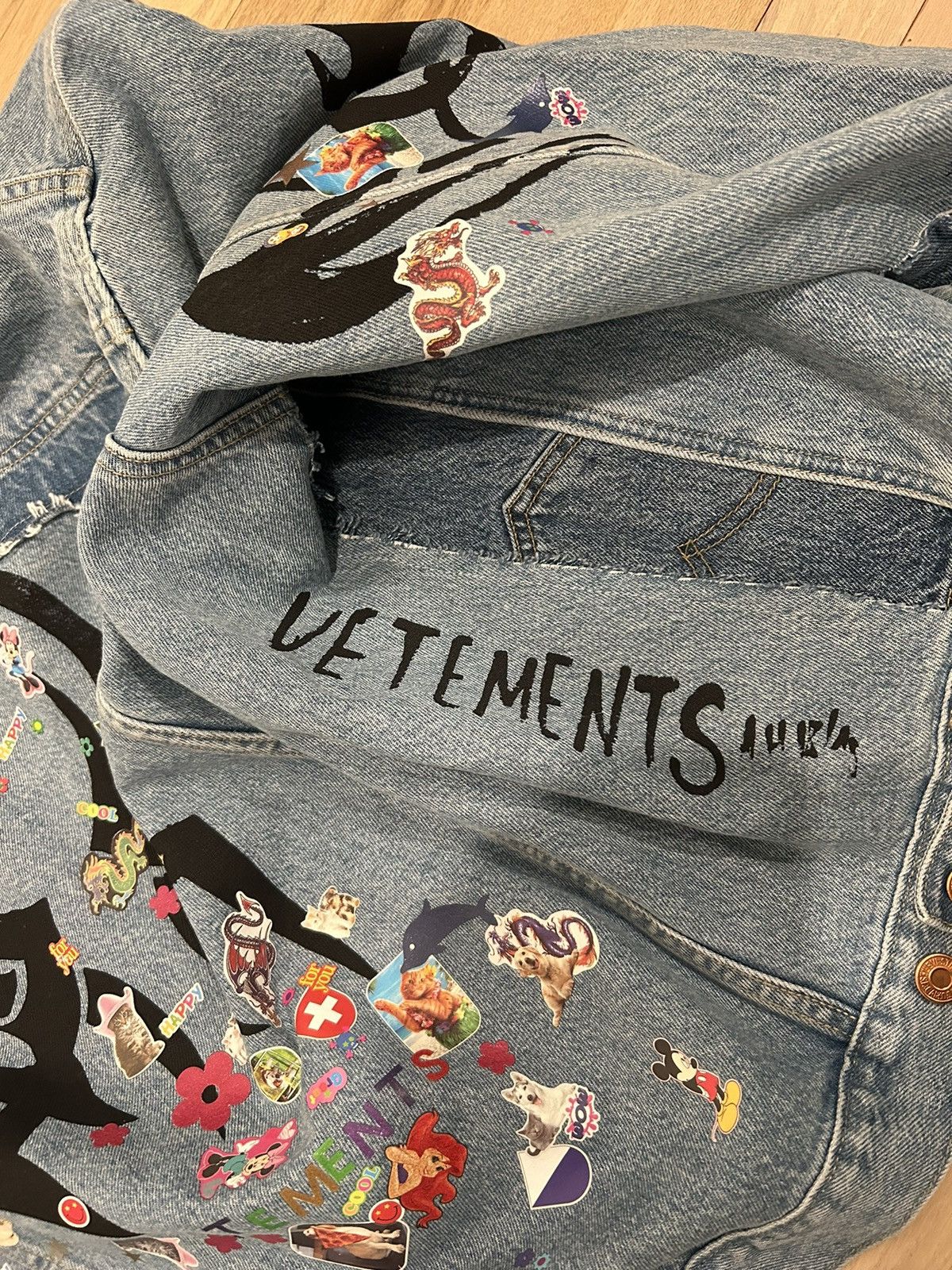 Levi's × Vetements Vetements Tribal Sticker Jean Jacket Size US S / EU 44-46 / 1 - 10 Thumbnail