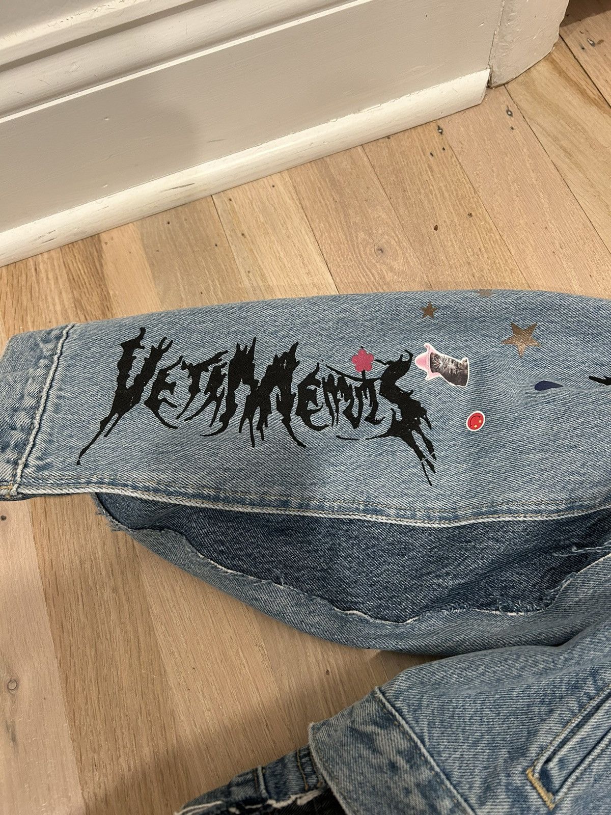 Levi's × Vetements Vetements Tribal Sticker Jean Jacket Size US S / EU 44-46 / 1 - 6 Thumbnail