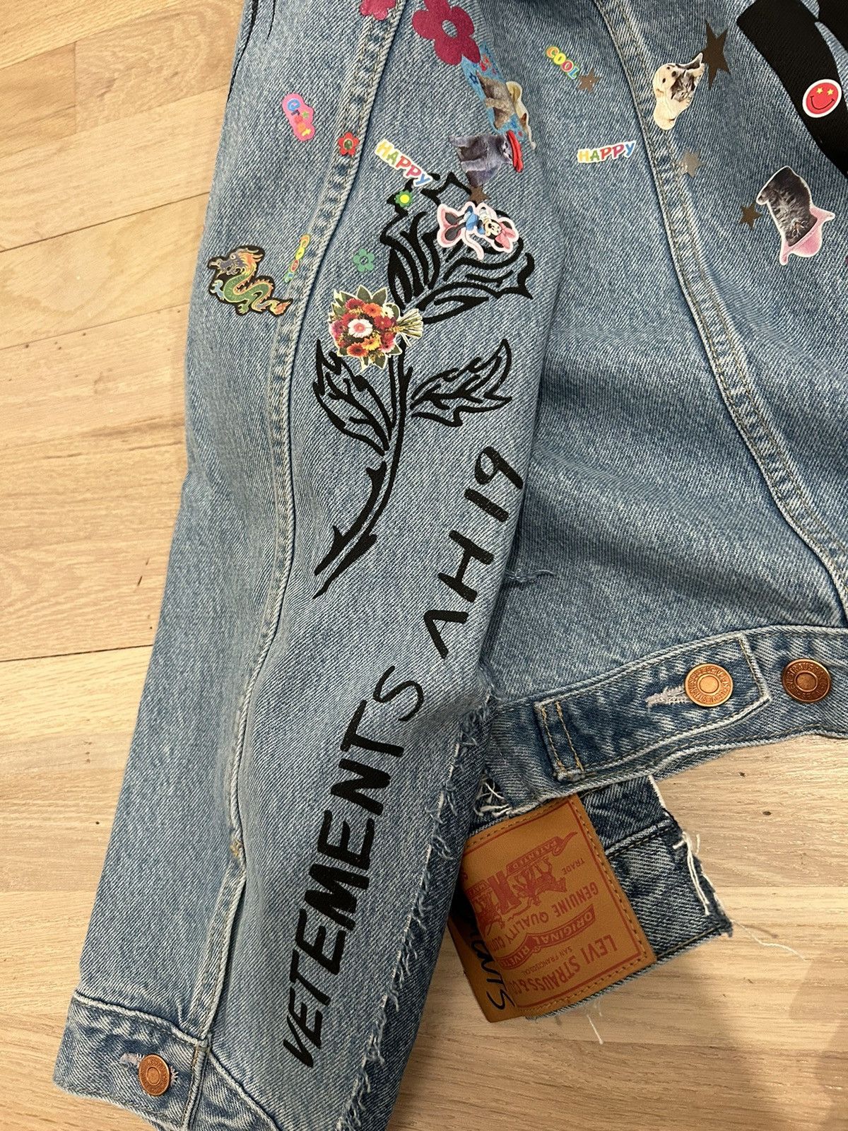 Levi's × Vetements Vetements Tribal Sticker Jean Jacket Size US S / EU 44-46 / 1 - 11 Thumbnail