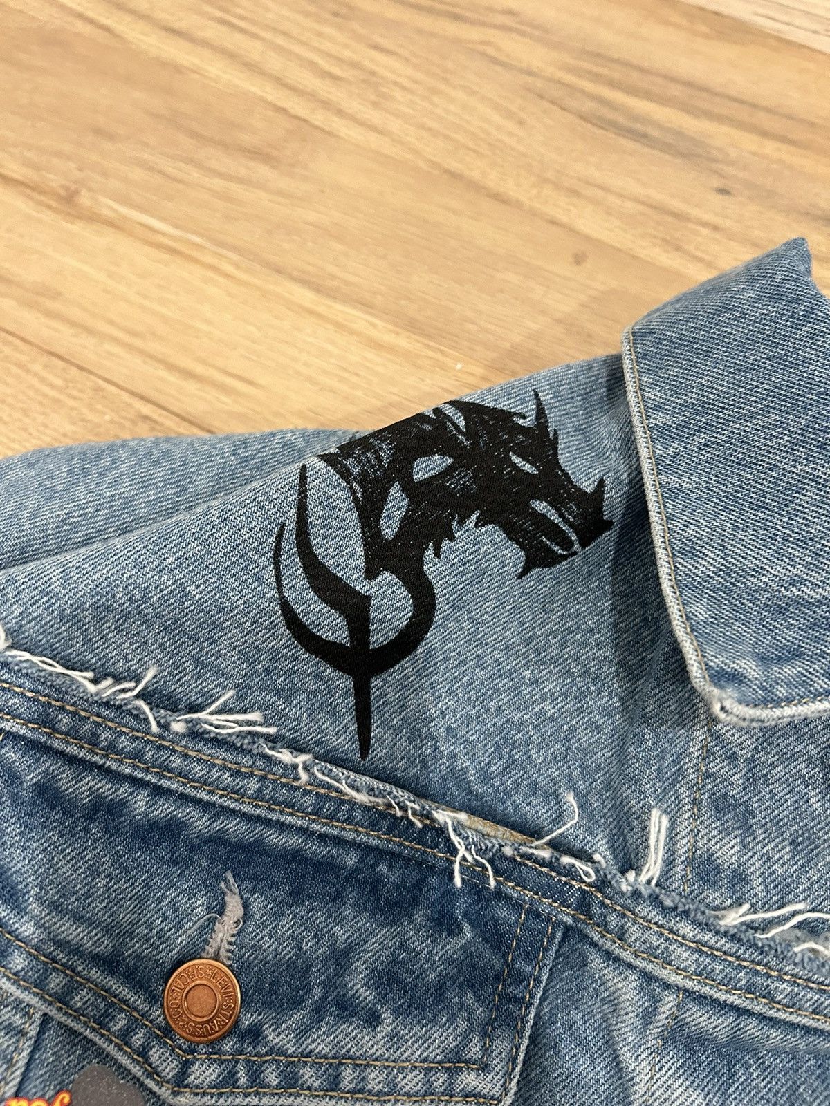 Levi's × Vetements Vetements Tribal Sticker Jean Jacket Size US S / EU 44-46 / 1 - 7 Thumbnail