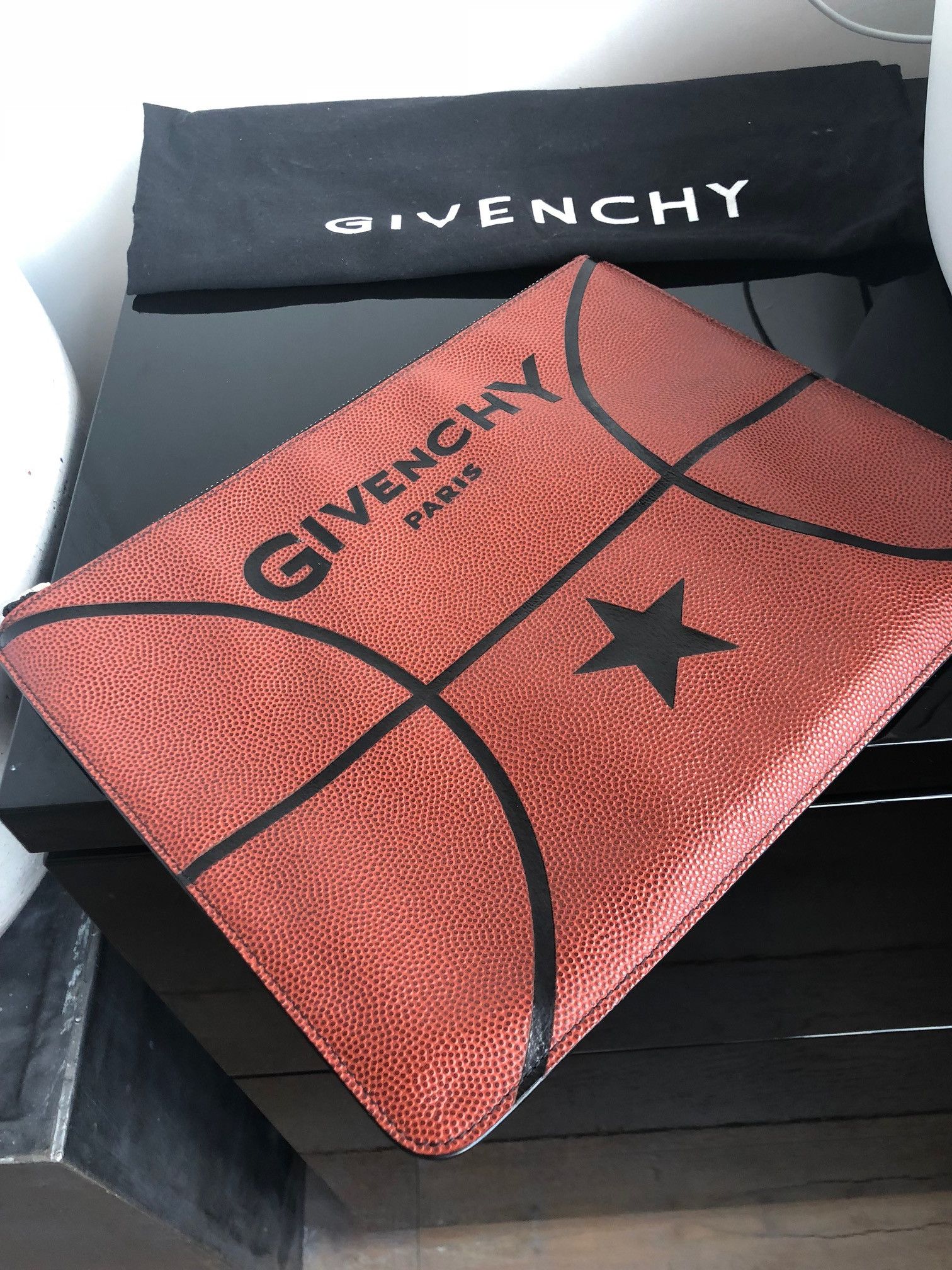 Givenchy Rare Gottahave piece NEW*sold out Clutch Size ONE SIZE - 2 Thumbnail