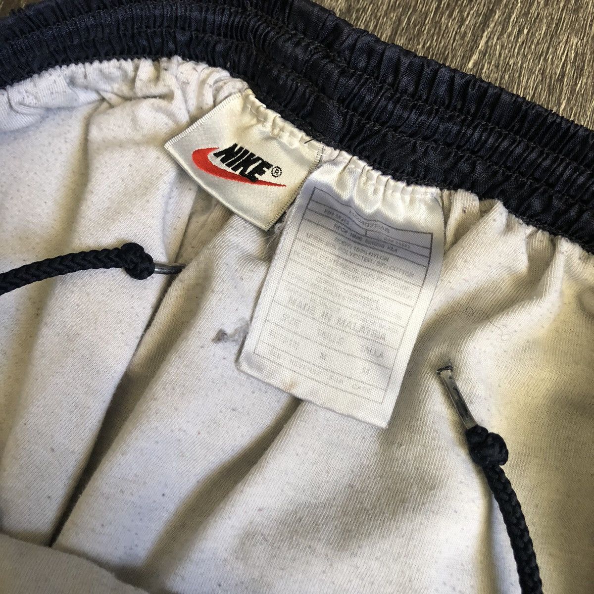 Nike Vintage 1990s Nike Basic Logo Swoosh Nylon Track Pants Sz M Size US 30 / EU 46 - 4 Thumbnail