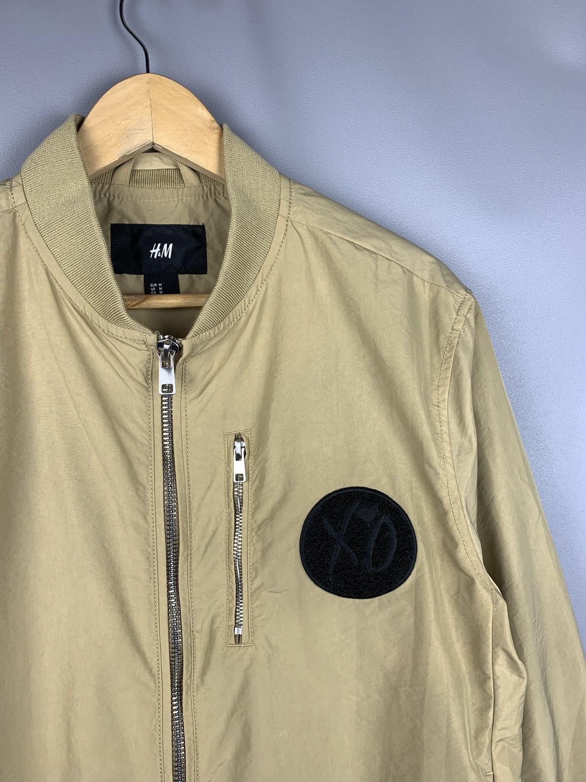 H&M The Weeknd x H&M XO Tour Big Logo Beige Bomber Jacket Size US M / EU 48-50 / 2 - 4 Thumbnail