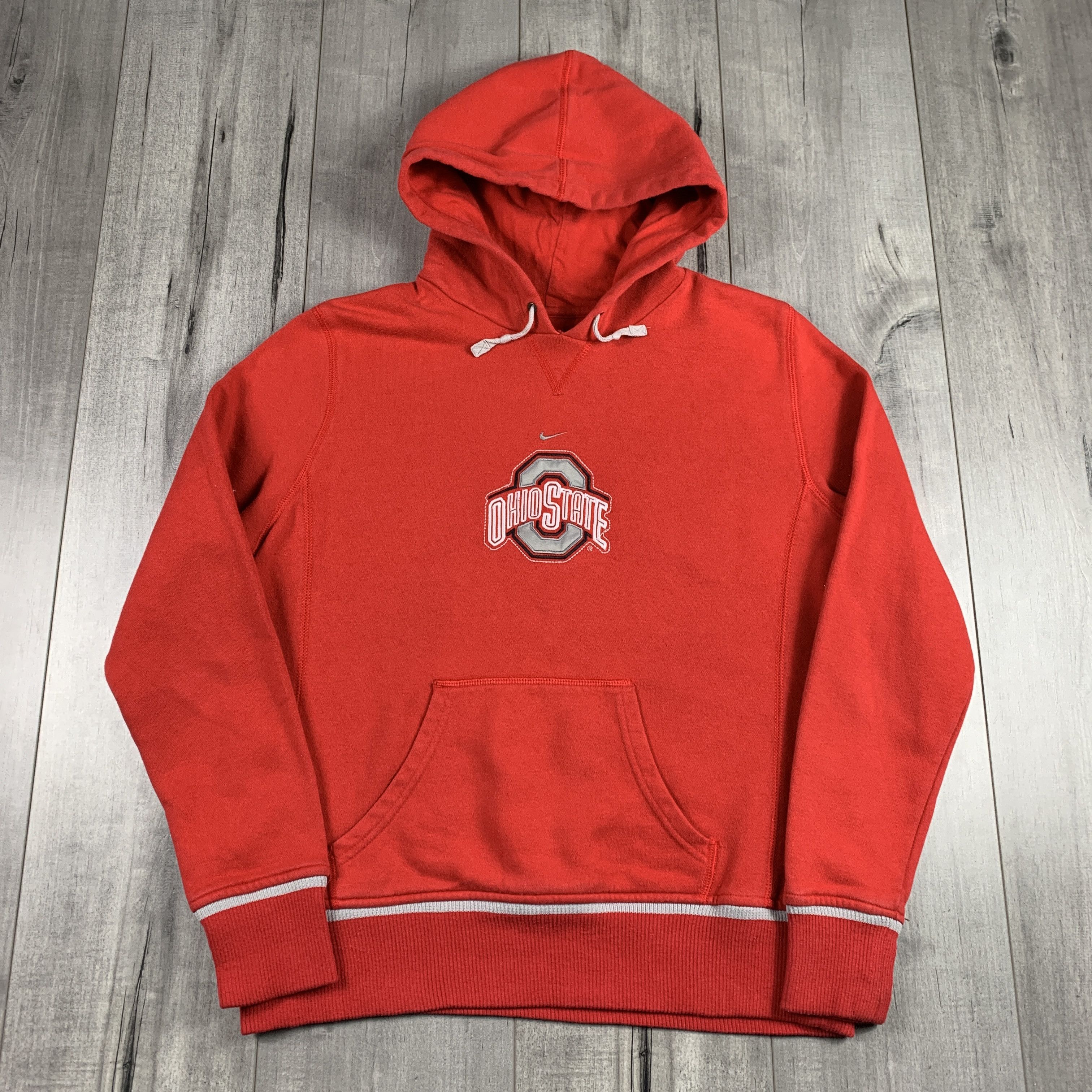 Nike hoodie logo middle hotsell
