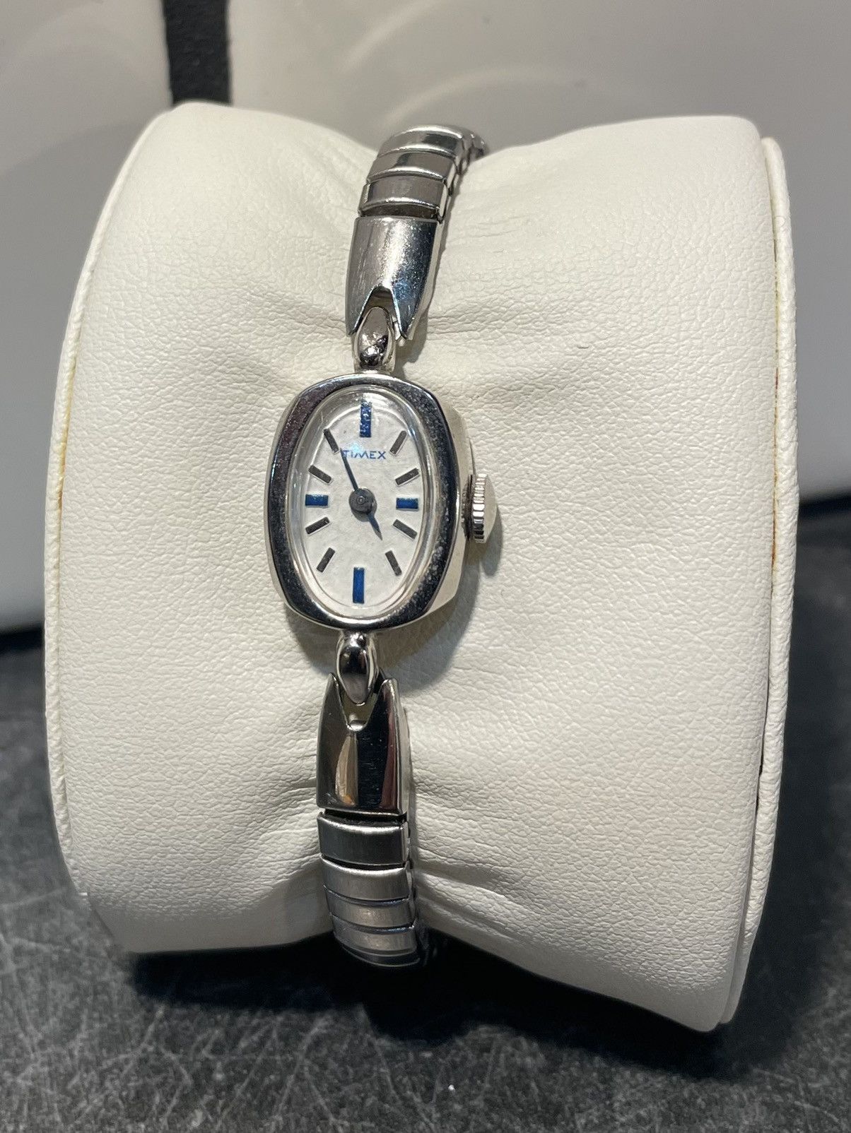 Montre-bracelet Timex Femme Vintage Mécanique à Remontage Manuel - Cadran Ovale Doré - Occasion