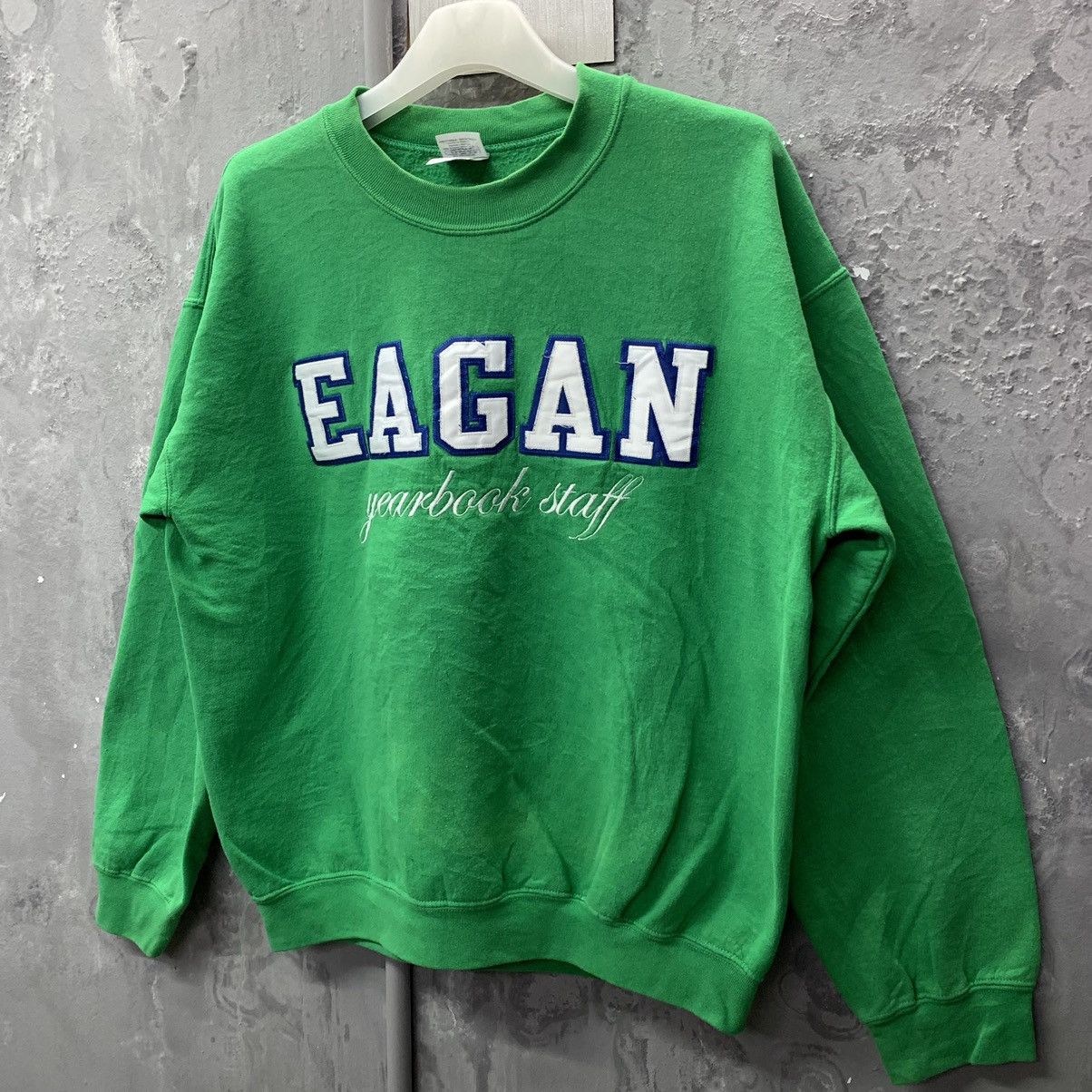 Gildan Vintage Eagan Yearbook Staff Crewneck Sweatshirt Size US M / EU 48-50 / 2 - 4 Thumbnail