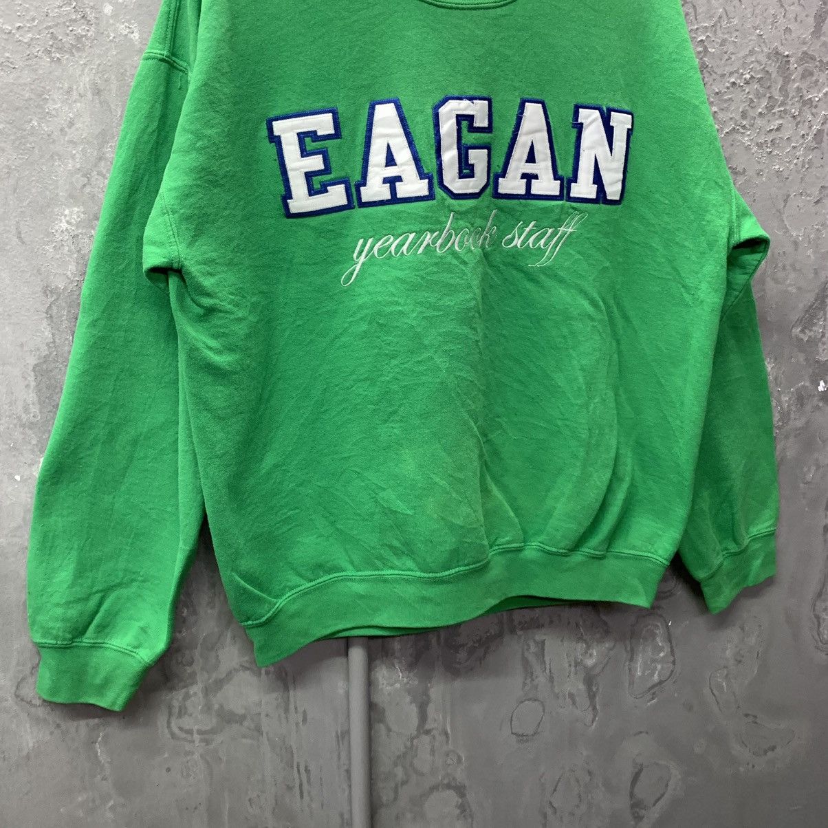 Gildan Vintage Eagan Yearbook Staff Crewneck Sweatshirt Size US M / EU 48-50 / 2 - 5 Thumbnail