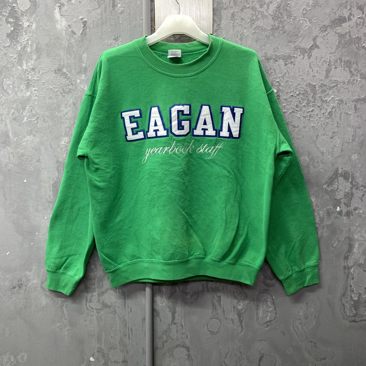 Gildan Vintage Eagan Yearbook Staff Crewneck Sweatshirt Size US M / EU 48-50 / 2 - 3 Thumbnail