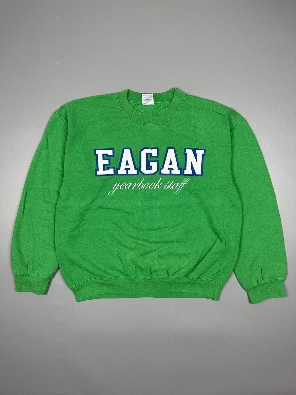 Gildan Vintage Eagan Yearbook Staff Crewneck Sweatshirt Size US M / EU 48-50 / 2 - 2 Thumbnail