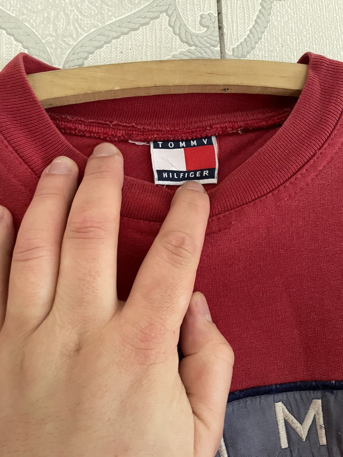 Tommy Hilfiger × Vintage Vintage Tommy Hilfiger Big Logo Sweatshirt Size US L / EU 52-54 / 3 - 4 Thumbnail