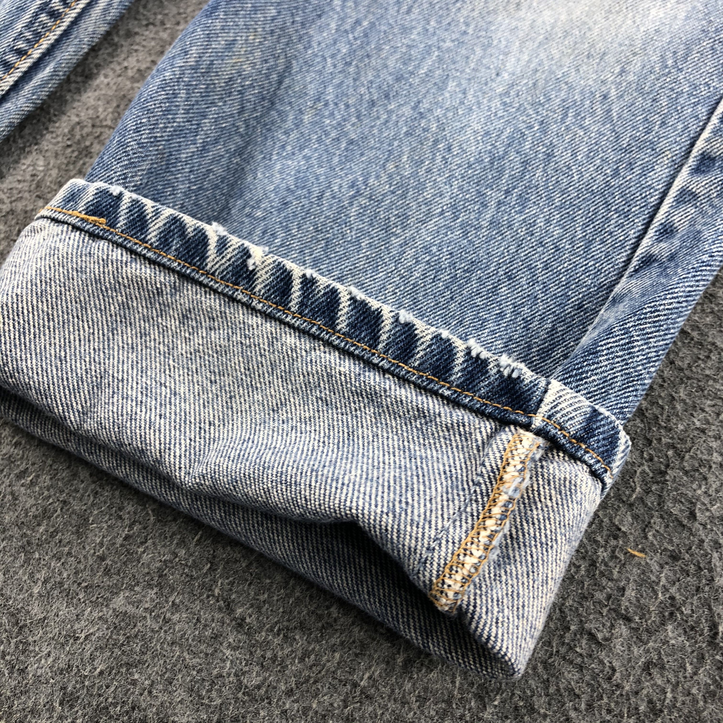 Levi's W24 Vintage Levis 550 Jeans Faded Blue Denim 24 x 25 -J960 Size US 26 / EU 42 - 7 Thumbnail