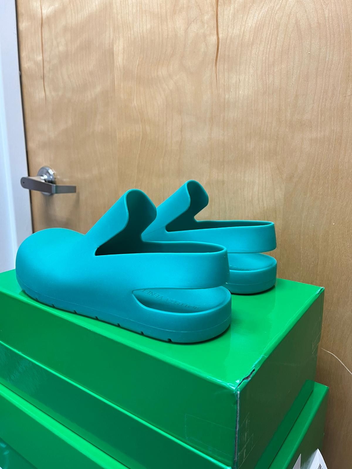 Bottega Veneta Puddle Sandal in Matt Rubber in Acid Turquoise Size US 9 / EU 42 - 9 Thumbnail