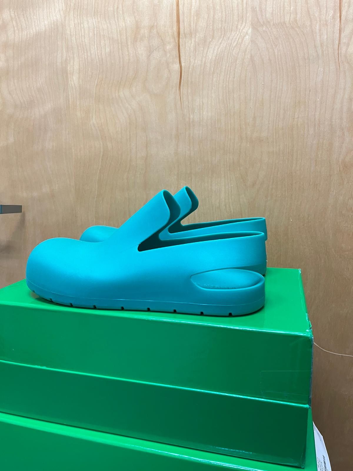 Bottega Veneta Puddle Sandal in Matt Rubber in Acid Turquoise Size US 9 / EU 42 - 10 Thumbnail