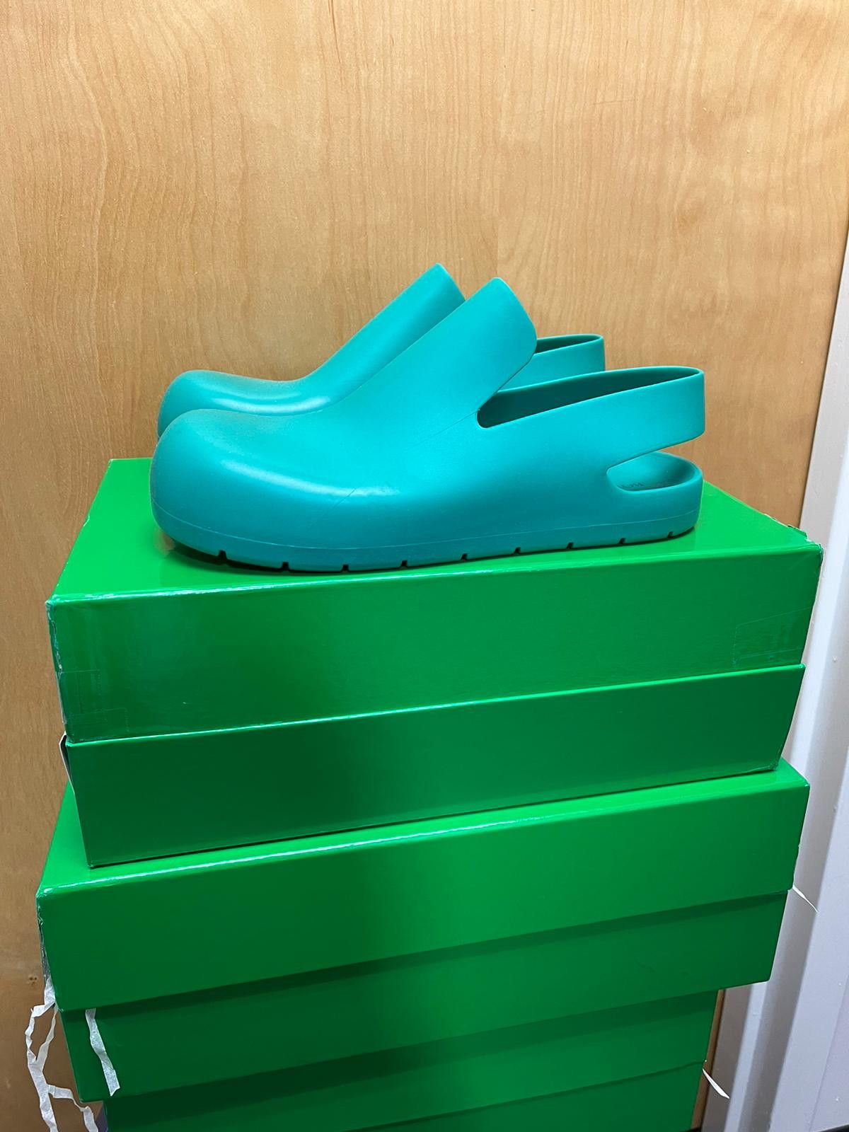 Bottega Veneta Puddle Sandal in Matt Rubber in Acid Turquoise Size US 9 / EU 42 - 11 Thumbnail