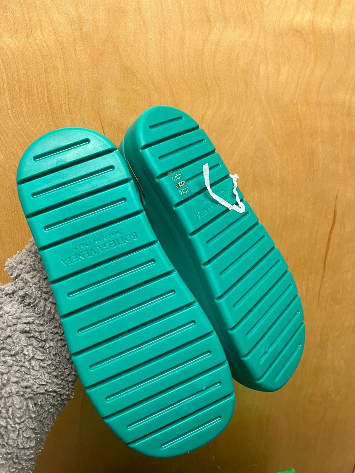 Bottega Veneta Puddle Sandal in Matt Rubber in Acid Turquoise Size US 9 / EU 42 - 14 Thumbnail