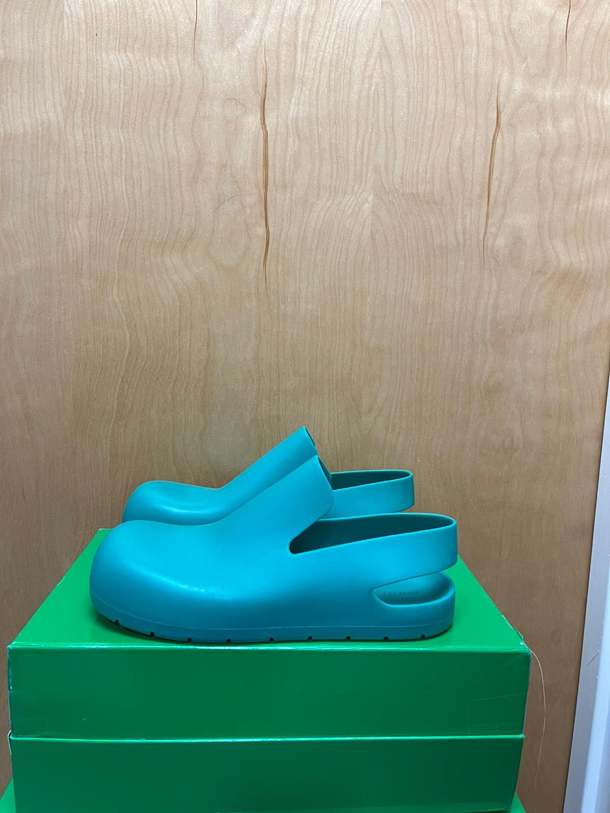 Bottega Veneta Puddle Sandal in Matt Rubber in Acid Turquoise Size US 9 / EU 42 - 1 Thumbnail